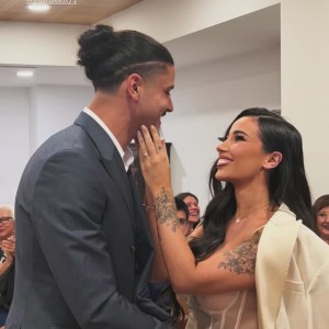 开云-恭喜❤️国安28岁外援拉莫斯与妻子完婚甜蜜拥吻，宝宝刚满6个月